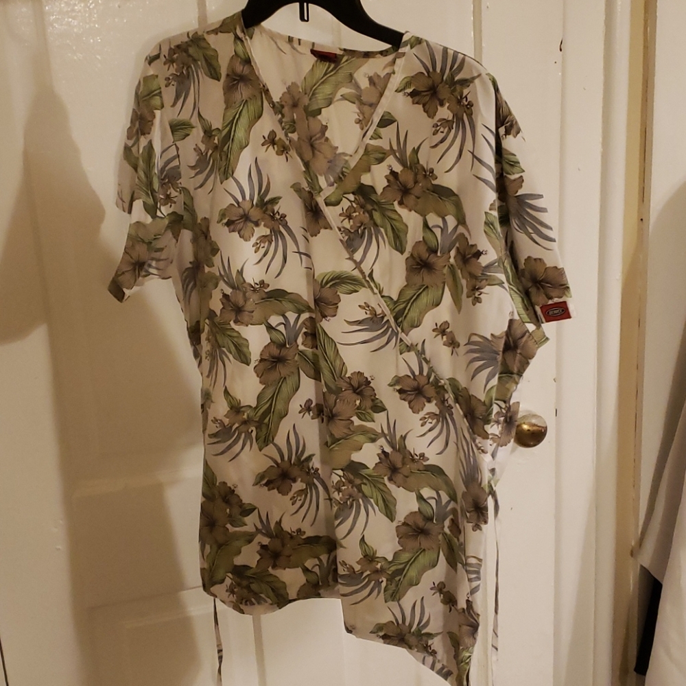 Used Nurses V-neck short sleeve top